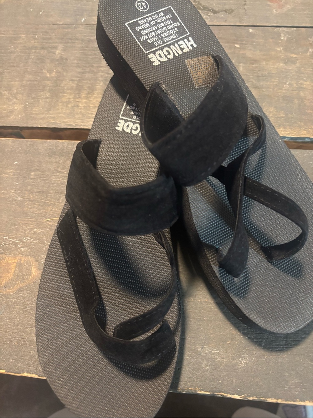 Hengde Black Slide Sandals - Picture 2 of 2